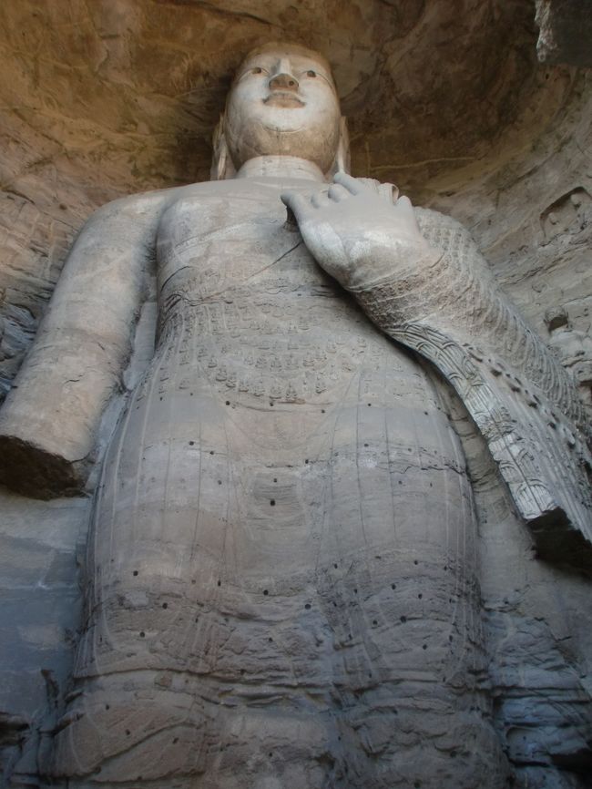 足場の形跡を残す穴が、数多く空いています。