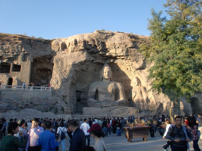 雲崗石窟を代表する第２０窟の仏像です。