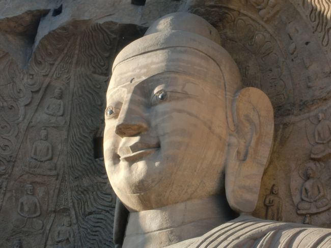 中国には、その時代、宗教、文化で様々な仏像がありますが、雲崗石窟は、丸顔のやさしい顔付きで、美しい顔立ちです。<br />雲崗石窟のある大同市を離れ、太原市に戻り宿泊。