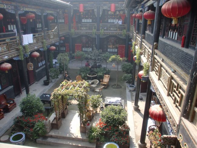 まずは荷物を置きに宿に向かい、二階からの写真です。古城内らしい宿にしました。<br />