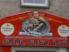 お散歩中気になった
ＳＵＭＯ　ＳＵＳＨＩ　ＢＡＲ。

何故に朝青竜？？そして絶対本人に許可取ってないよな〜。笑