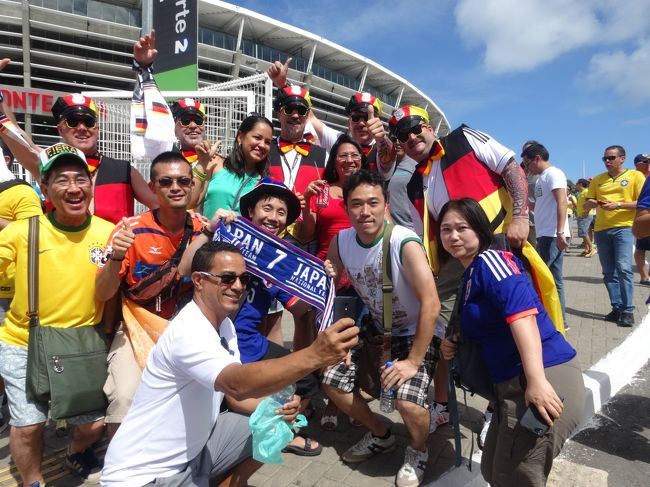 スタジアム前で記念撮影<br />代表ユニ着ていくべきだね