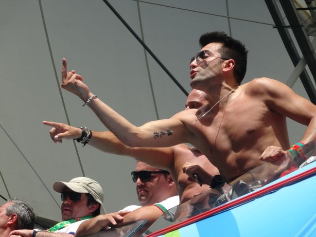 荒れるポルトガル人<br />いけない指が立っている