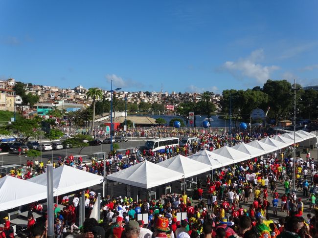 スタジアムを出る観客