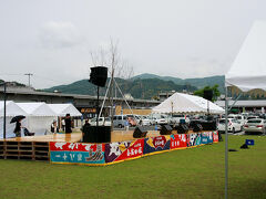 港ではイベントのステージが作られていました。大漁旗で飾り付けされているのが漁港のある町らしいです。