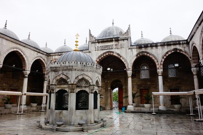 入口側の回廊。この日は金曜日、嫌な予感が的中。<br />旅行者はお昼の14時頃まで中に入れない看板が。残念。