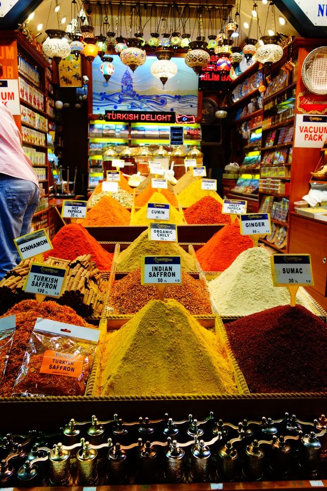 カラフルな香辛料。日本では高めのサフランもここでは安い目。