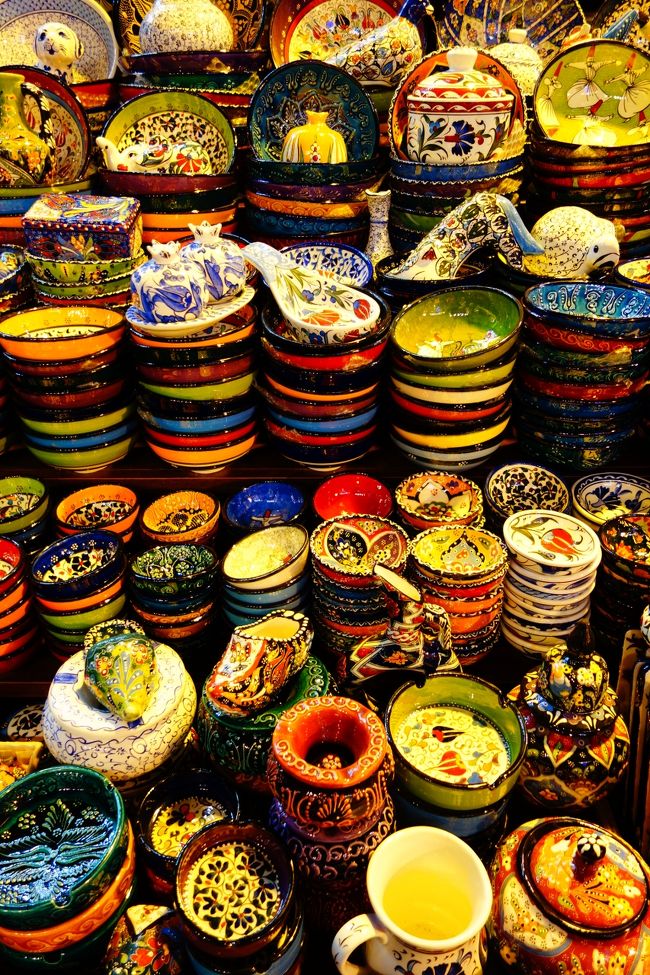 トルコの食器もカラフルで絵柄が可愛い。<br />買って帰りたいがこれから2週間持ち運ぶのが嫌だったので、<br />今回はパス。