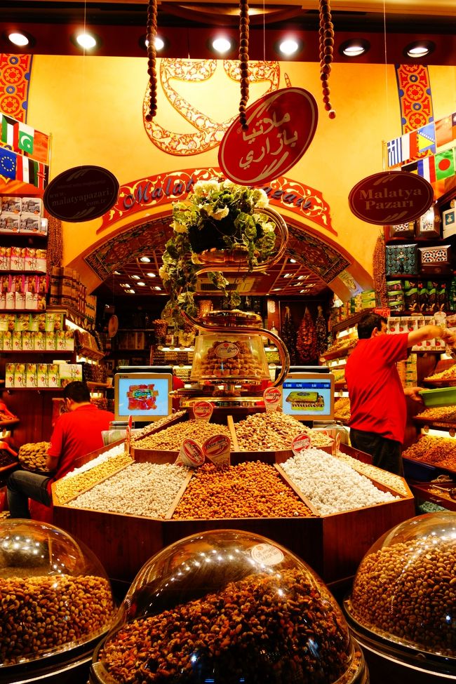 こちらはナッツ屋さん。<br />朝早かったのでお店の人は準備で忙しそう。