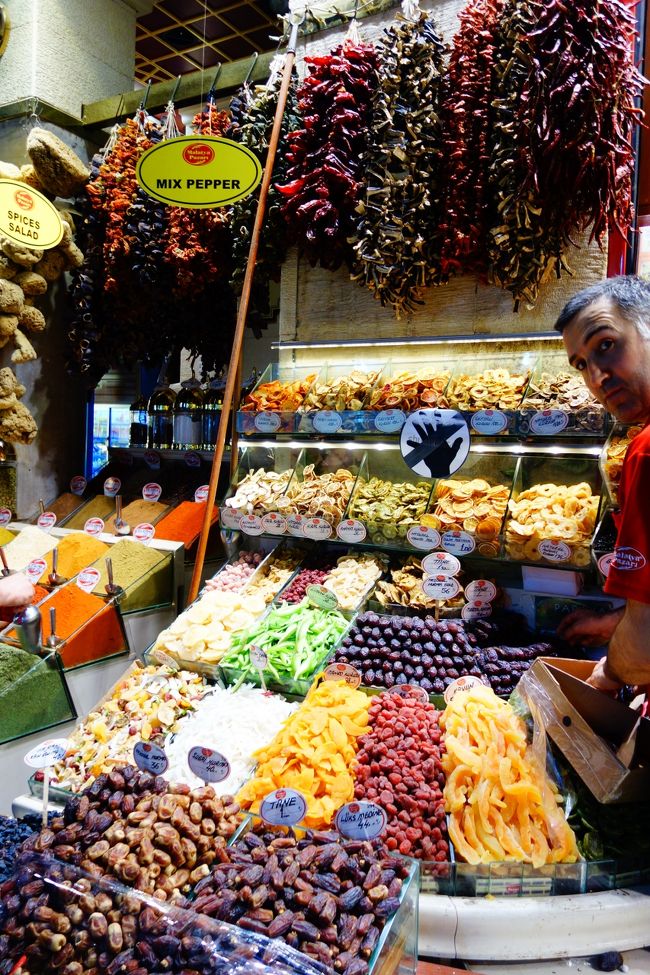 こちらはドライフルーツ屋さん。<br />一番前のなつめやし、日本では中々食べられないですよね。<br />柑橘類のドライフルーツまであったりして。