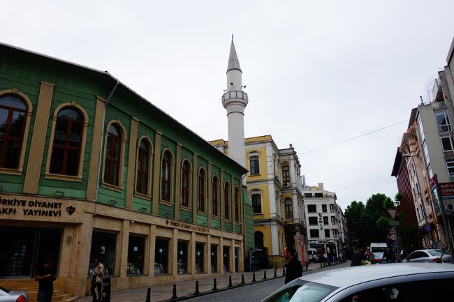 スルタンアフメット方向へ歩きます。雨はやみました。