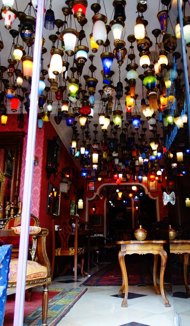 カフェの店内。すごいランプの数。