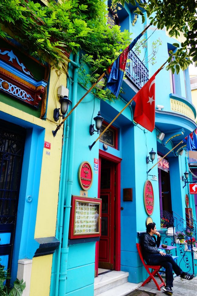 ホテル併設のカフェなんだー。部屋のインテリアも可愛いだろうね。