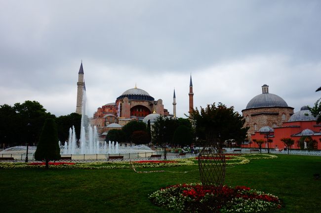 アヤソフィアが見えます。<br />2年前に中に入ったので今回は外から見るだけ。<br />朝9時台で既に入場ゲートは行列が出来ていました。