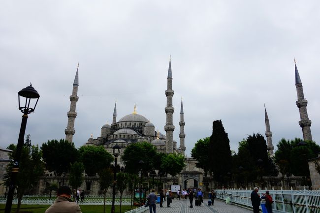 反対側にはブルーモスクが。<br />2年前この近くで絨毯詐欺に遭いかけましたが、未遂で終わりました。<br />今回は一人ではないので誰も声をかけてきません。<br />この後訪れるブダペストで詐欺に遭いかけましたが、<br />今回も難を逃れる事が出来ました。<br />私ってそんなに騙しやすく見えるのかなー？