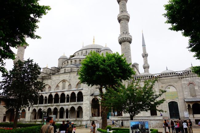 ブルーモスクもやっぱり金曜日の為、<br />礼拝中で旅行者は14時頃まで入れませんでした。<br />私は2年前に入ったので別に良かったんですが、<br />相棒にとれば10年ぶりのイスタンブール。残念。