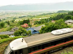 特急電車は姨捨駅の引き込み線に入らず、そのまま本線を通過します。