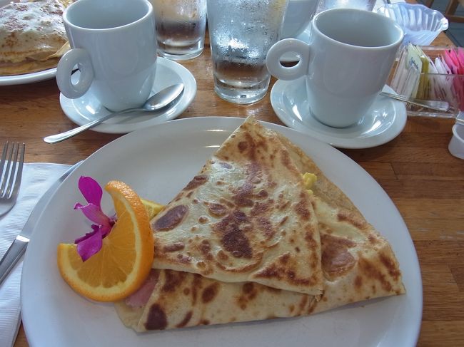 すでに店頭には行列がありましたが、ここで店を変えても同じだろうと判断し、待つことに。20分ほどで中に入れました。<br /><br />明るいカフェ風の構えで、スウィートなクレープからおかずクレープまで、専門店ならではのラインナップ。我々は朝食ということで、オニオン・ベーコン・チーズみたいなやつを注文しました。<br /><br />なかなか美味しかったですよ。