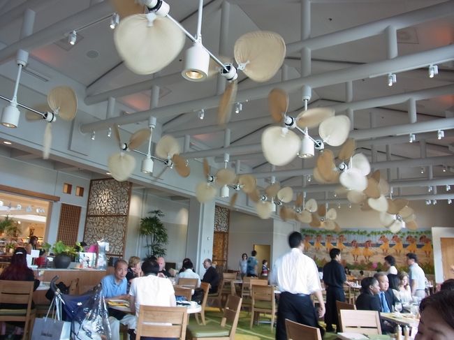 カイルア・タウンでは、「ムームーヘブン」「ラニカイジュース」「ラニカイバスアンドボディ」などに立ち寄り。しかし、まさかの写真がない！　クレープ以降、1枚も撮っていませんでした…。<br /><br />午後のバスで、ホノルルに戻り、昼を過ぎていたので遅いランチをしにアラモアナセンターへ。ニーマンマーカスのなかのおなじみ「マリポサ」へ。