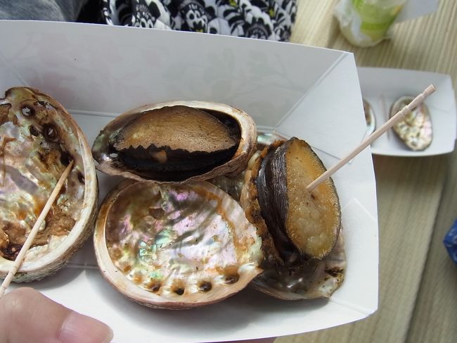 姉とハハと合流して、いただきまーす♪ うわっ、こ、これは…。想像以上に…美味！ うれしい発見でした（笑）。行列がすごいですが、意外とはやく順番が回ってくるみたいです。初めてマーケットに行かれる方は、挑戦してみてはいかがでしょうか？