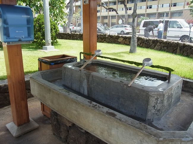 鳥居をくぐって右手にある手水舎。おぉ、電動のペーパータオルが設置されています。ハワイならでは！