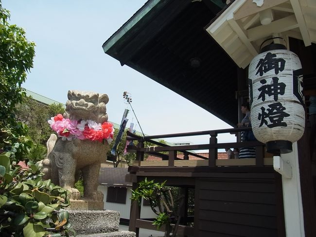 狛犬にもレイがかけられていました。こちらもハワイならでは！