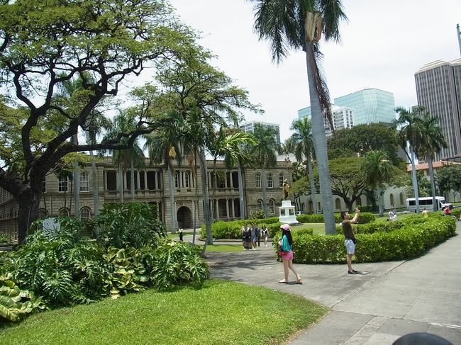 帰りのバスから、ちらりと見えたカメハメハ大王の銅像。100年以上に渡って、イオラニ宮殿を見守っているそうです。