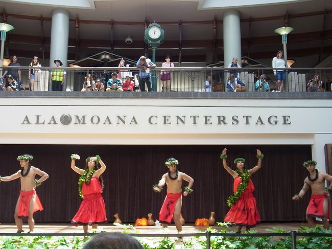 再び、アラモアナセンターに立ち寄り、ショップを見て回ります。「ルル・レモン」でヨガ用パンツをお買い上げ♪ 「ルル・レモン」は北米に行く時は必ず場所をチェックして行くほど好きなお店。安くないけど、着心地が抜群。<br /><br />写真は、偶然午後１時に通りかかったステージ前。ちょうどフラダンスショーが始まるところでした。近くでショーを見たことがなかったので、じっくりと観賞。ラッキー♪ 