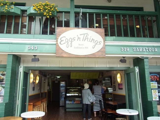 昨日、ブーツアンドキモズがお休みだったため、一度も食べていないパンケーキ…。もう完全にパンケーキの口だったので、あきらめがつかず、ホノルルで「エッグスンシングス」へ行くことにしました。<br /><br />最初に向かったのは、カラカウア通りからサラトガロードに入った左側にあるお店。しかーし、ちょうど中抜けの時間でイートインスペースはクローズ。ショップしか入れませんでした…。