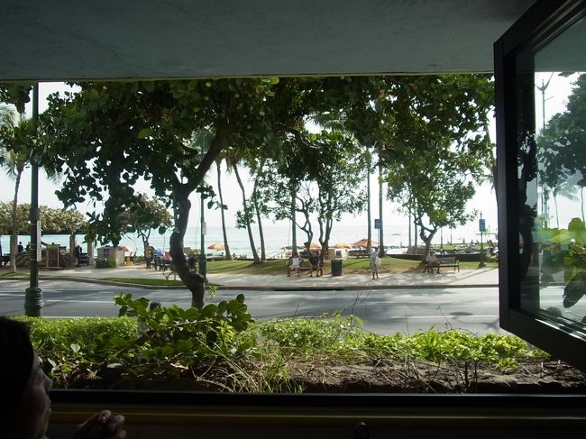 とことんパンケーキに縁がないね…と、一瞬だけしょんぼりして、別の店を探すことに。カラカウア通りに戻って逆方向に再び歩き、ワイキキサークルホテルの１階にあるエッグスンシングス２号店の「ワイキキビーチ店」へ。こちらも夕方の開店まで少し並びましたが、メニューを見たりしているとあっという間に時間が過ぎて行きました。行列はほぼ日本人。オーシャンフロントだから、窓際の席をGETできてラッキー♪