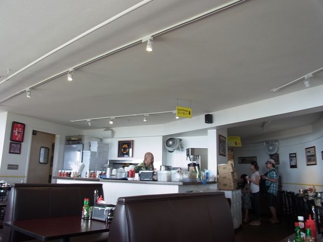 注文と支払いは、入口のカウンターで。炭酸のドリンクなどは、マシンから自分で入れるセルフスタイル。