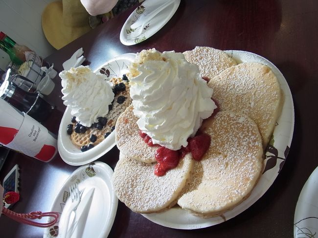 待つこと５分ほどでしょうか。やってきました、念願のパンケーキ！　日本でも食べられるし、味は普通なんだけど、やっぱりハワイってことで美味しさ倍増ｗ　パンケーキは薄めだし、ホイップクリームも口当たりが軽いので、意外とイケちゃいます。３人でふたつをシェア。
