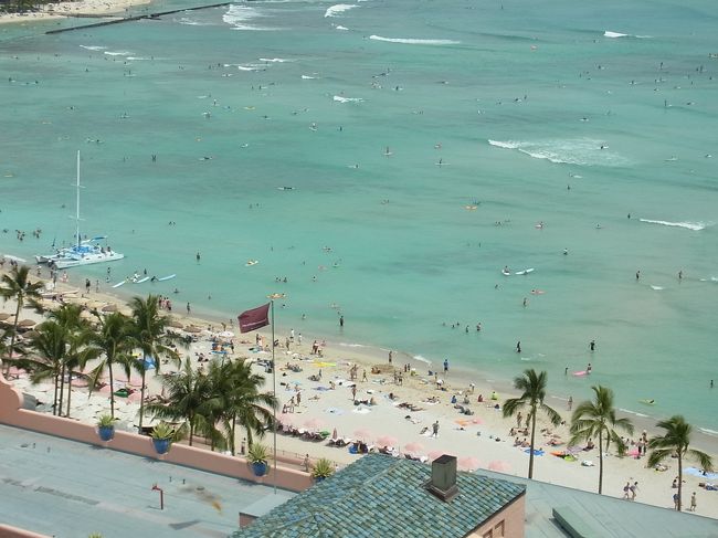 さて、ホノルルに戻って、ここからは母と娘たちと別行動です。ハハは、Tギャラリアに隣接するビルの４階にある「メア・アロハ」へ。ハワイアンキルトとリボンレイの教室です。キルト好きのハハは、ハワイ島でキルトのバッグ、ホノルルでキルトの壁掛け２枚を購入しています！ 今度はちくちく、自分で縫うそうです。