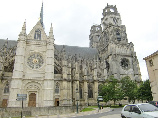 奥行１４０、幅６５メートルもある大きな聖堂です。