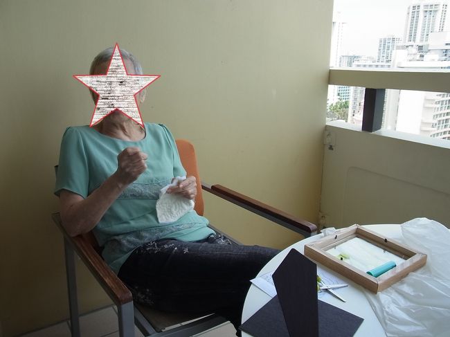 ホテルに帰ると、先に戻っていたハハが、ラナイで何やら作業中。キルト教室で教わった続きをちくちくやっていました。