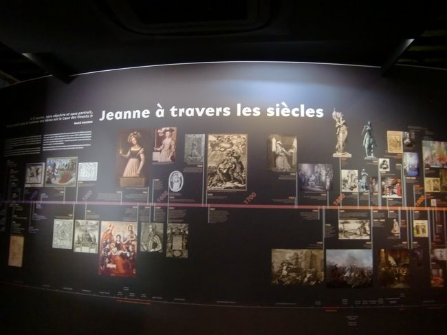 １階では大きなスクリーンにジャンヌ・ダルクの生涯が投影されています。