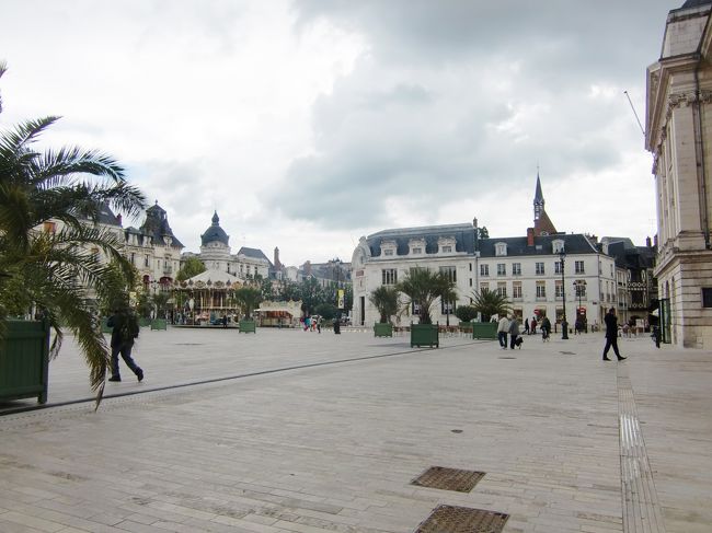 マルトロワ広場にやってきました。<br />シャルル・ド・ゴール広場から少し北。