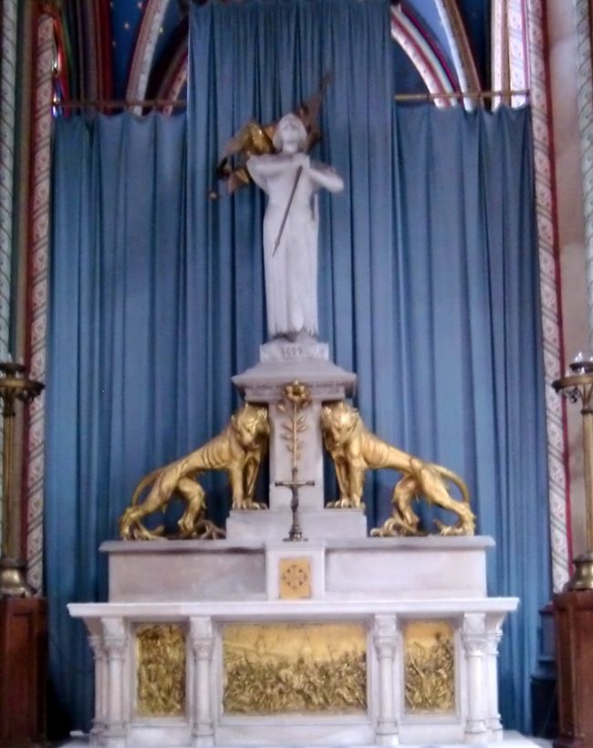 ジャンヌ・ダルク像。<br />ジャンヌはオルレアン解放後この大聖堂で神に感謝の祈りを捧げたという。