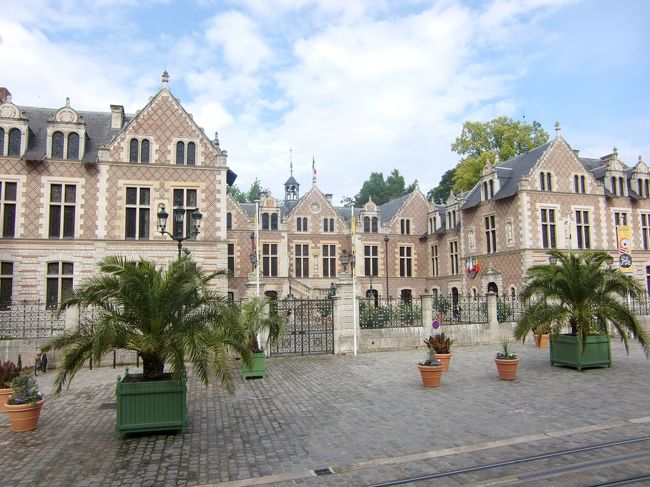 グロロ邸。<br />大聖堂の斜め前。１６世紀にオルレアンの判官ジャック・グロロの館として建てられました。以前は市庁舎でした。<br /><br />この館で１５６０年フランソワ２世（アンリ２世とカトリーヌ・ド・メディシスの子、妃がスコットランド女王メアリー・スチュアート）が１６歳で急逝した。若い妻メアリーはスコットランドに帰り後にエリザベス女王暗殺の嫌疑で処刑されることになる。可哀そうな夫婦でした。<br />