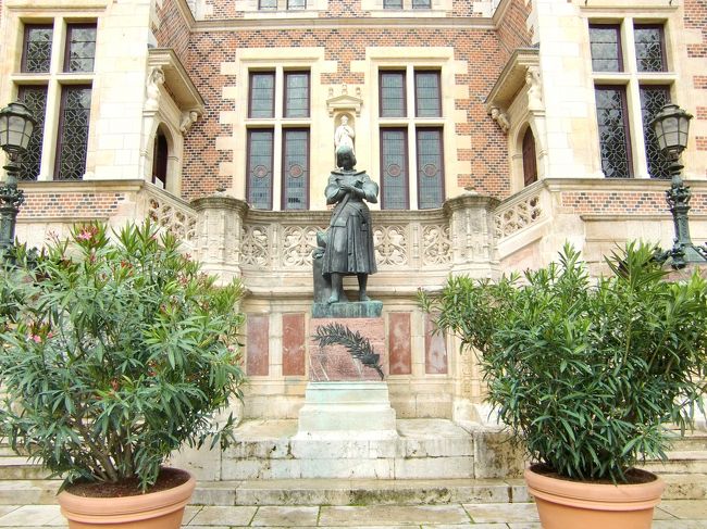 前庭に建つジャンヌ・ダルク像。