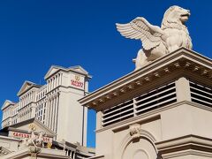 ２０１３年　１１月　１日

古代ローマ帝国がテーマのホテル「シーザース・パレス」だよん。
青空に白亜の建物が映えますねん。
