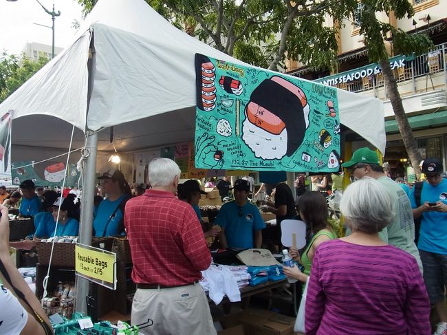 この日は５月３日。年に一度の「スパムデー」とのことで、夕方からカラカウア通りが歩行者天国になります。道の左右にお店がいっぱい。