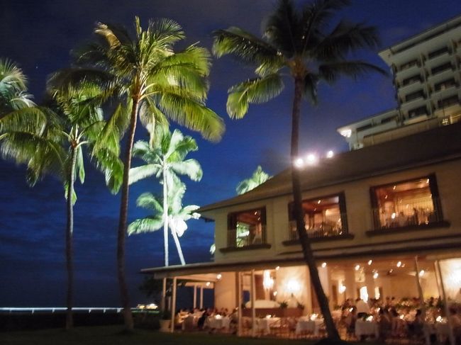 もう明日、日本に帰ってしまいます。嫌だ…イヤだ〜！ と心の声を封印し、最後の晩ご飯へと向かいます（ホントに食べてばかり…）。選んだのは、最高級ホテル「ハレクラニ」のオーシャンフロントダイニング「House Without a Key」です。