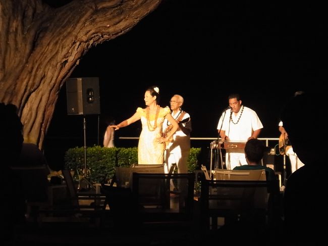 お目当ては、元ミスハワイのカノエ・ミラーさんのフラショーです。優雅で上品で本当に素敵でした。食事もゆっくりできて、ステージも見える席に案内してもらったおかげで、本当に至福のひとときを過ごせました。バックバンドの演奏もヨカッタ。