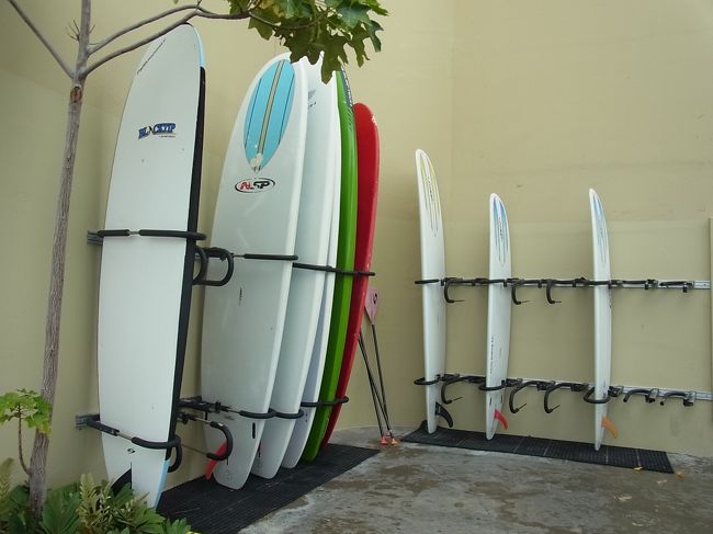 ただ立てかけられているだけなのに、絵になるサーフボード。