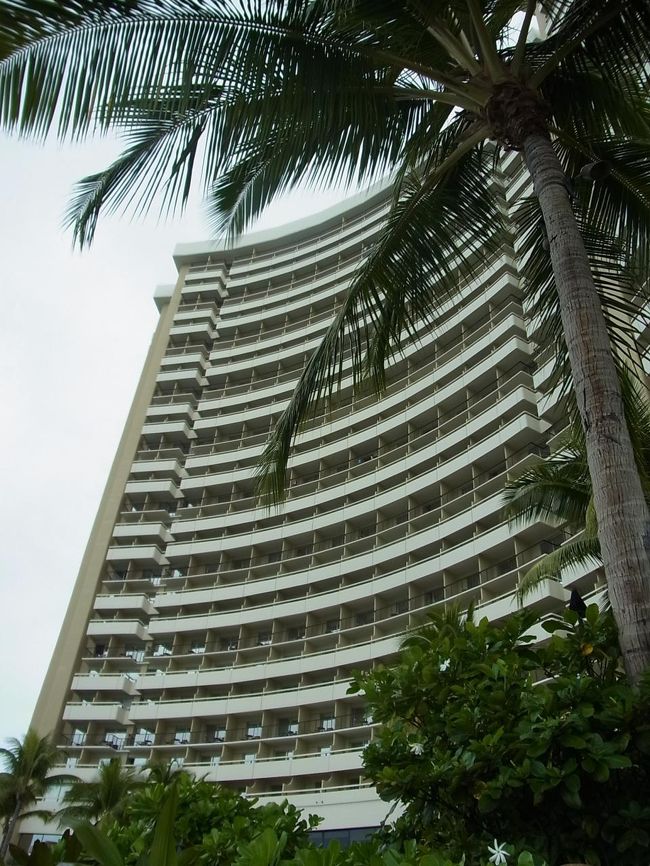 シェラトン・ワイキキのビーチ側から撮った外観。スタンダードな部屋は特別広くもないですが、窓から見える景色と立地は最高でした。