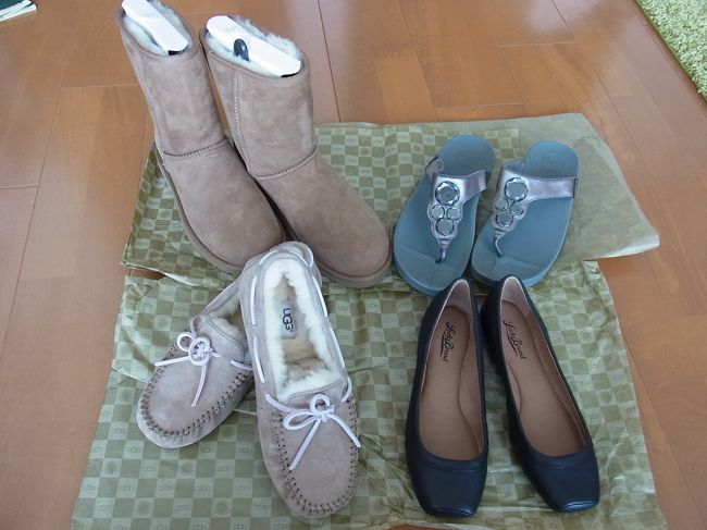 靴たち。UGGは前途のとおり。Flt Flop は、e問屋近くの靴屋さんでセールでした。超履きやすい！ 黒いパンプスはアラモアナで、こちらもセール品。