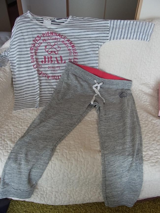 H&amp;Mの25％割引券をJCBラウンジでもらったので早速寄って買ってしまったTシャツとスウェットパンツ。