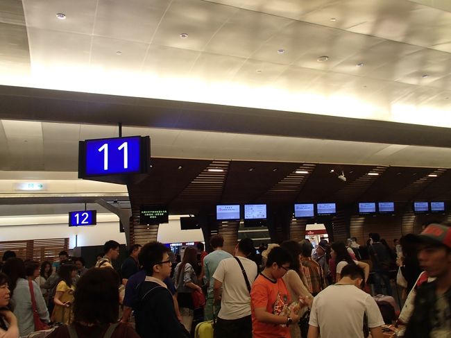 空港のチェックインカウンターは激混み！！<br /><br />何この人の数！やばし！<br />何処に並ぶのかさえわからない程ごった返していて<br />ここかな？と言うところに並んだら、<br />団体用の列だったという・・・・；；；<br />時間を無駄にしてしまった。<br /><br />チェックイン後、荷物をセキュリティシステムでスキャンする、<br />混んでるから5分くらいかかる。<br />何も問題なければスルーと言うことを言われる。<br />もちろん英語ですよ、日本語は通じません。<br /><br />写真の左側あたりですね。<br />問題があると容赦なくスーツケース開けられて調べられます。<br /><br />ってかこう言ったシステム自体が初めてで<br />最初何の事やら理解できず・・・<br />皆かじりついて何を見てるんだろうと思ったら・・・<br />こういうことだったんですね〜なるほど。<br /><br />