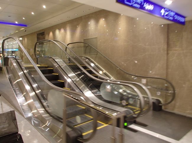 短いエスカレーター。<br /><br />んん〜〜？<br />何処だっけ？岡田屋モアーズ？<br />どこかにももっと短かったような気がする<br />エスカレーターがあったような？<br /><br />以前は横浜に住んでいました。<br />岡田屋モアーズは川崎ですが・・・。<br />今もあるのかな？